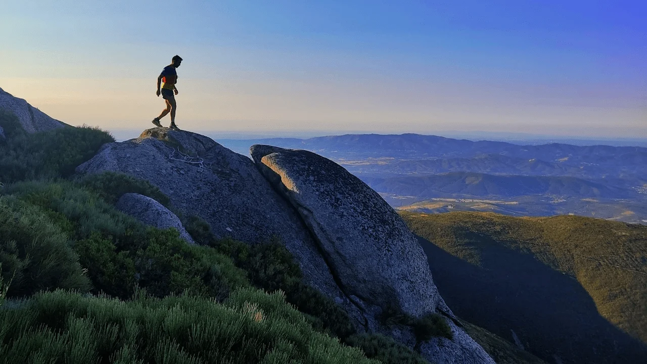 Portugal Running - O teu portal de Corridas e Treino Personalizado 1 Trail runner running along mountain ridges at sunset
